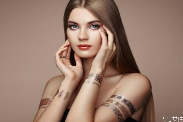 发胶喷太多怎么办,喷完发胶后怎么处理