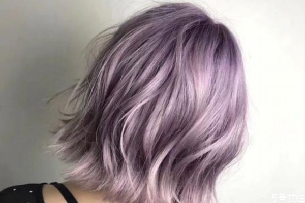 精华液能抹头发吗,精华液可以抹在头发上吗