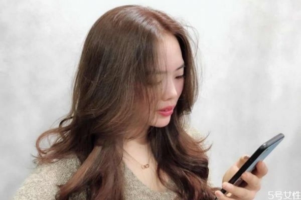 棕黑色头发明显吗,头发棕黑色是什么样