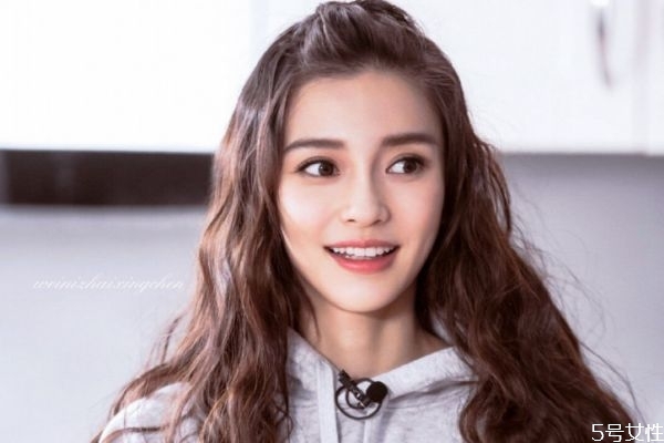 烫的卷发梳子会梳直了咋办,烫完头用梳子梳头会把卷发弄直吗?