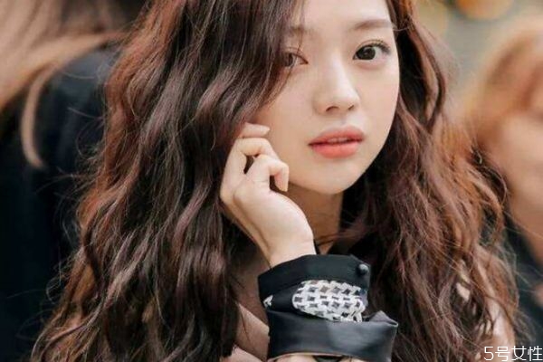 卷发第二天怎么打理,做了卷发第二天早上怎么打理