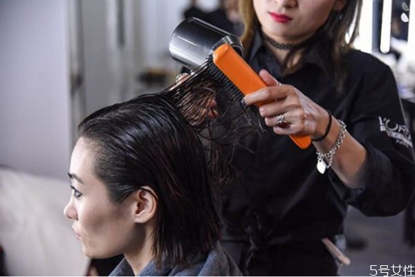 吹风机如何吸尘,戴森吹风机怎么使用