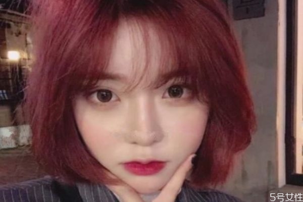 染过酒红色能换棕色吗,酒红色头发染棕色可以染吗