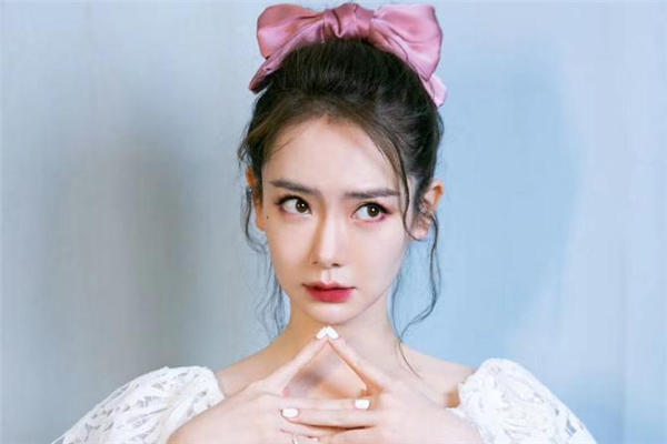 蝴蝶结发夹配高马尾,高马尾扎蝴蝶结发夹