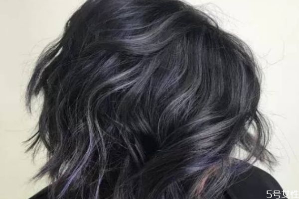 黑色显老气吗,深灰色显老气吗 黑色显老气吗,深灰色显老气吗