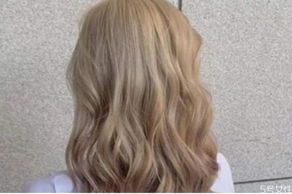 浅金亚麻色头发图片效果图,浅金亚麻发色效果图