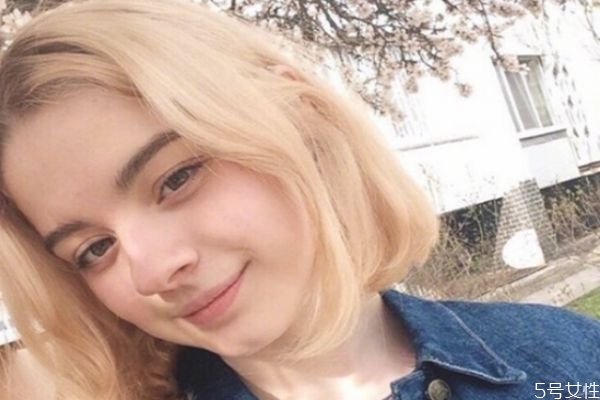 浅金亚麻色掉色后是什么颜色,亚麻白金色掉色后什么颜色