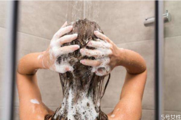 用了发胶一定要洗头吗,头发用了发胶要洗头吗