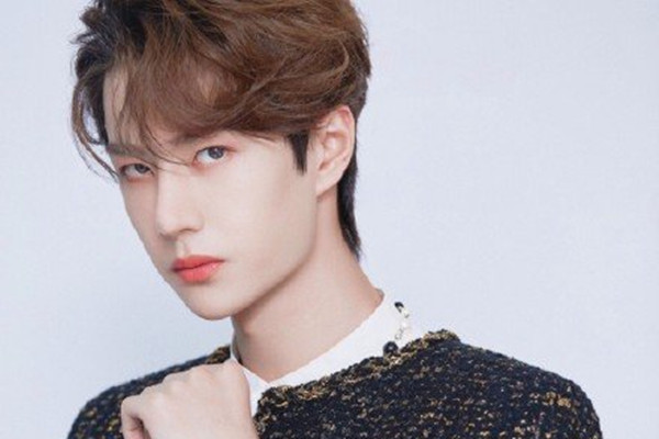 男的发际线高适合什么发型好看,发际线高的男生发型推荐