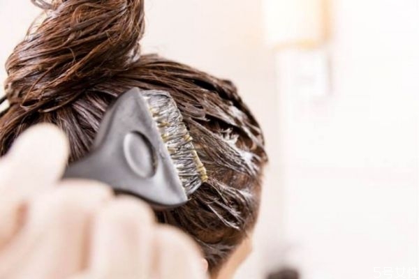 什么染发剂不伤头皮效果又好,用什么洗头可以让头发变黑