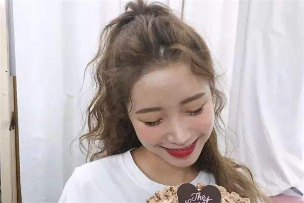 扎头发马尾辫,怎么扎泡泡马尾辫