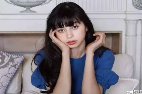 爽身粉去油头的步骤,爽身粉去头油的方法