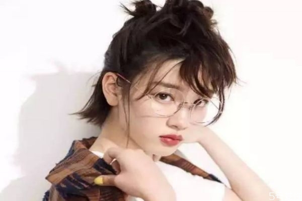 爽身粉可以去头油吗,爽身粉去油头的步骤