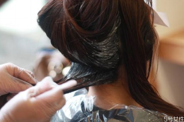 头皮染上颜色了怎么办,染发把头皮染上颜色了怎么办