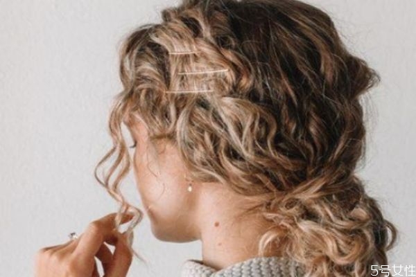 如何让卷发保持时间长,卷发如何保持长久卷度