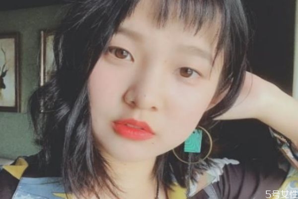 皮肤偏黄适合染什么颜色的头发,皮肤暗黄适合染什么颜色的头发