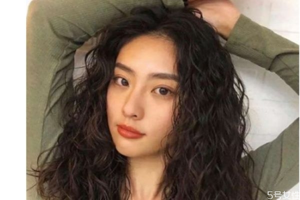 圆脸大脸适合羊毛卷吗,圆脸适合羊毛卷么