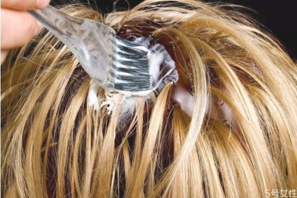 染黄头发显黑吗,头发发黄可以染黑吗