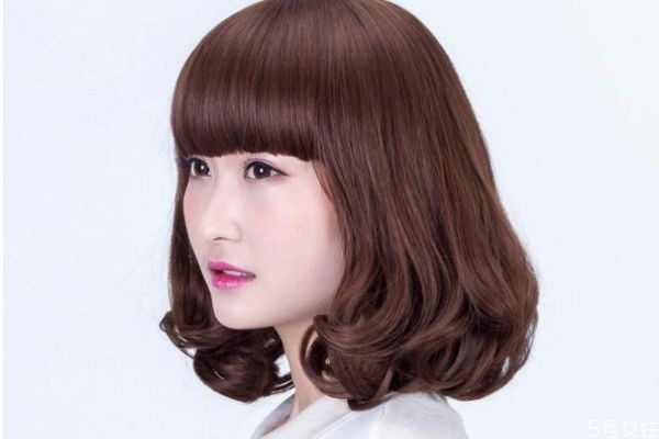 齐刘海卷发图片女生,齐刘海卷发造型