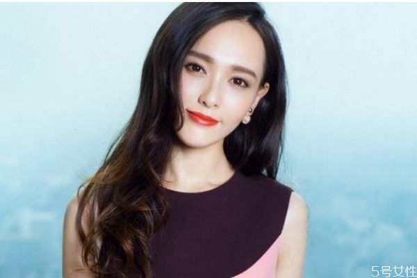 三七分黑长直发发型,三七分黑长直