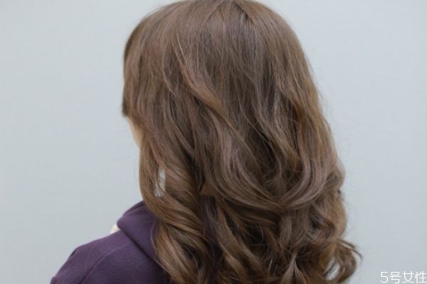 染发剂停留时间越长颜色越深吗,染发剂停留时间长颜色越浅吗