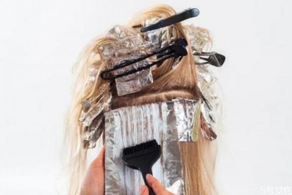 频繁的烫染发导致的严重脱发可以恢复吗,频繁烫染头发的后果