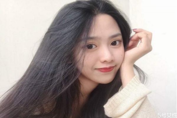 怎么让头发柔顺不毛躁,怎么让头发柔顺有垂感