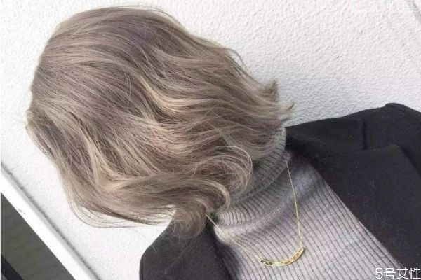 皮肤黑的女生适合染什么颜色头发,适合黑皮肤女生的发色