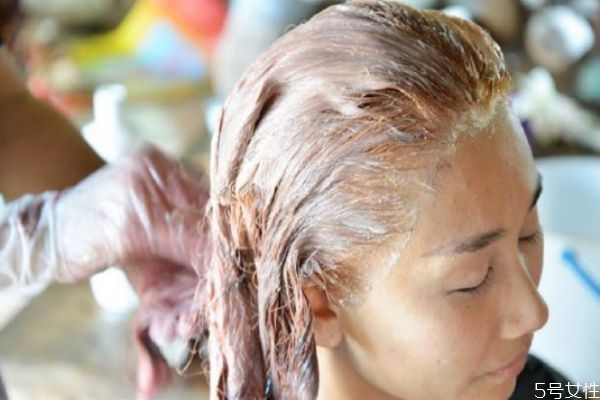 脸上的染发剂用什么可以洗掉,染发染到脸上怎么办