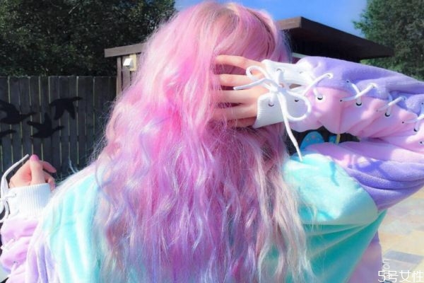 染发剂能和护发素一起用吗,染发剂可以和护发素在一起染发吗