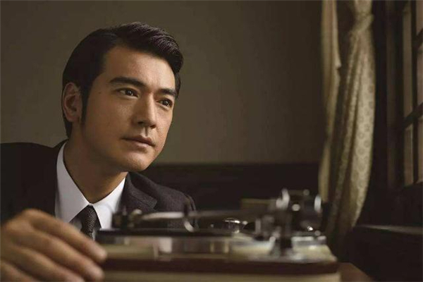 男生圆脸适合侧背头吗,侧背头适合什么脸型