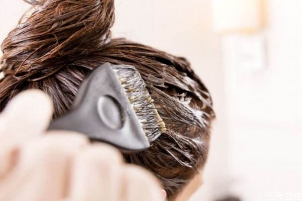 染发爆顶的补救方法,染头发爆顶了自己能补救吗