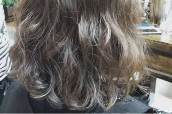 卷发定型水怎么使用,用卷发棒后要用定型水吗