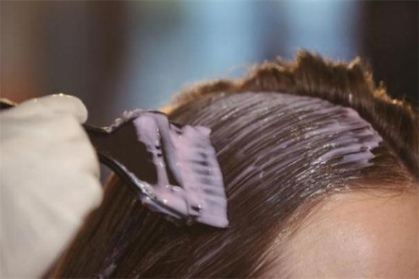 一次性染发剂要洗头吗,直接洗头的染发剂