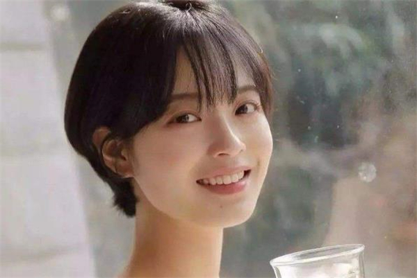 法式刘海适合短发吗,法式刘海短发发型