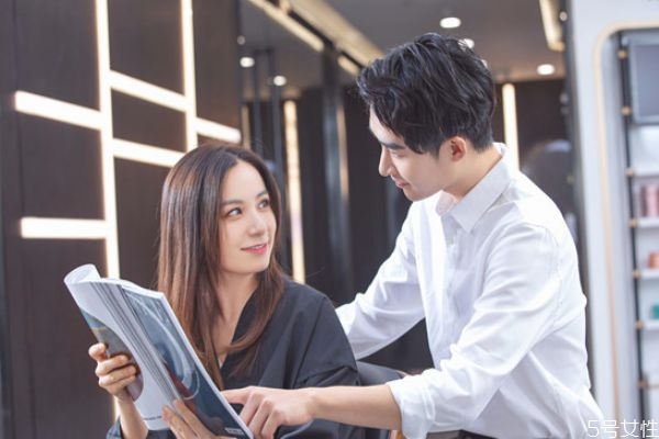 怎么给头发打蜡,如何给头发打蜡视频教程 怎么给头发打蜡,如何给头发打蜡视频教程