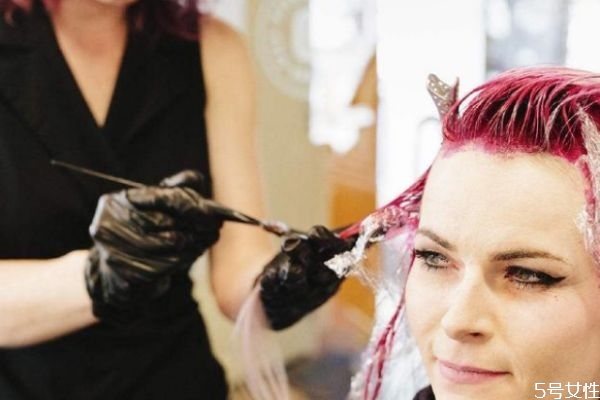 皮肤染上染发剂怎么快速清除,被染发剂染到皮肤怎么去除