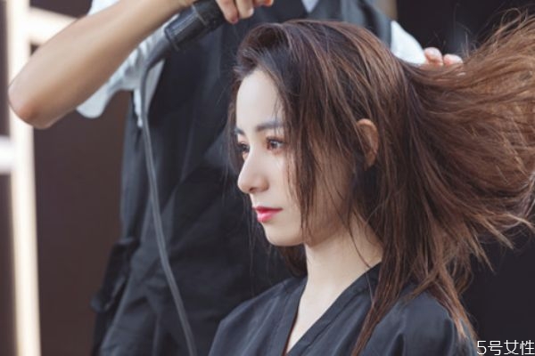 上黑下黄的头发先染哪里,上黄下黑的头发怎么染