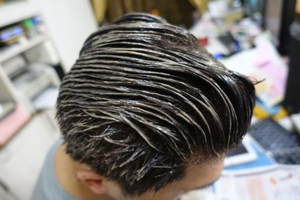 手上的染发剂怎么洗掉,手上弄上染发剂用什么东西能洗掉