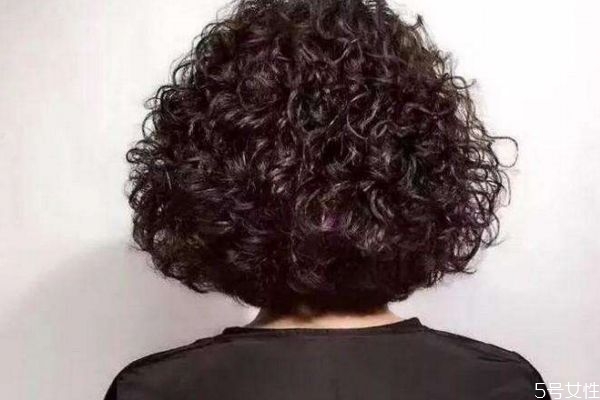 如何让卷发保持时间长,怎么卷头发保持得久