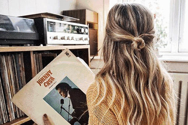 为什么不洗头的时候染发好,染发前洗头还是不洗头