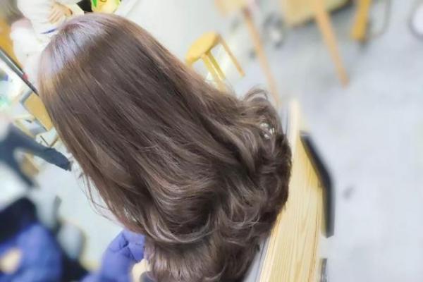 为什么烫发后不能马上染发,为什么染完头发不能烫