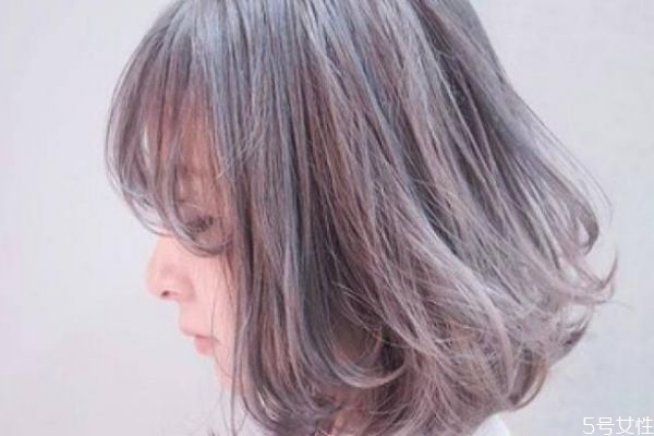 脸色发黄染什么颜色的头发好看,暗黄肤色适合什么颜色的头发