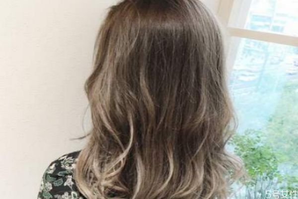 盖白发一步到位的方法理发店,盖白发一步到位的方法