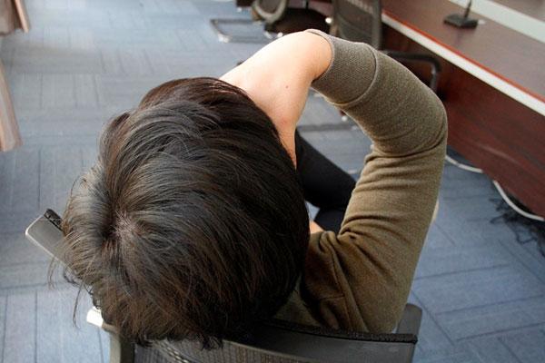 正常人一天掉多少头发正常,成人每天掉多少头发是正常的 正常人一天掉多少头发正常,成人每天掉多少头发是正常的