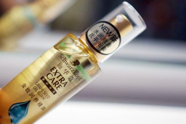 使用护发精油的注意事项,护发精油的使用方法和注意事项 使用护发精油的注意事项,护发精油的使用方法和注意事项