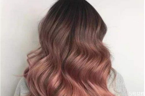 玫瑰金显白吗,玫瑰金显白还是金色显白