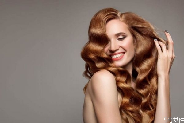 怎么减少烫发伤害,怎样减少烫发对头发带来的伤害