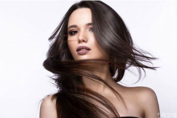 直发怎么打理好看,直发怎么打理才能蓬松自然