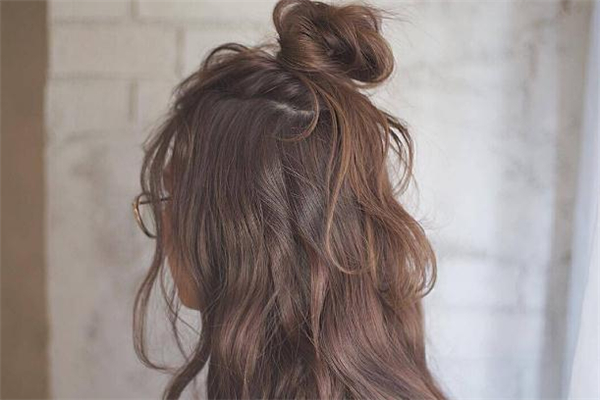 奶茶棕色头发褪色后是什么颜色,棕茶色头发褪色后会变成什么颜色?